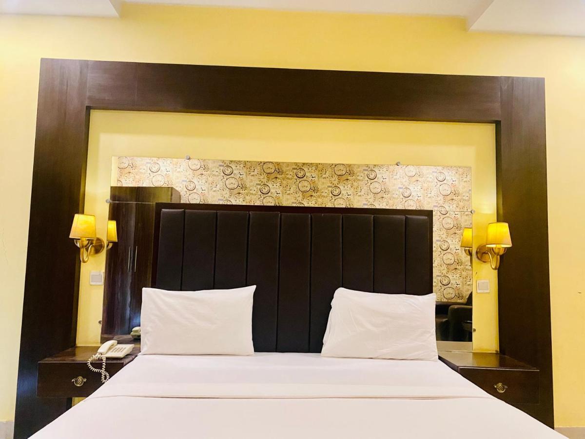 Hotel Royal One Multan Zewnętrze zdjęcie