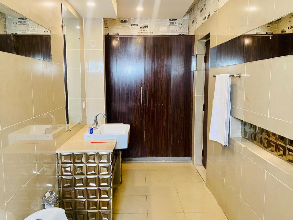 Hotel Royal One Multan Zewnętrze zdjęcie