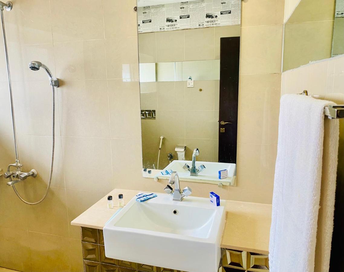 Hotel Royal One Multan Zewnętrze zdjęcie