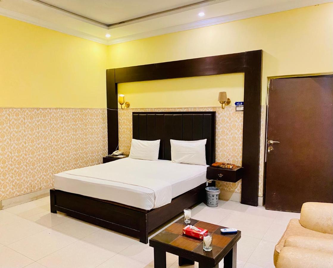 Hotel Royal One Multan Zewnętrze zdjęcie