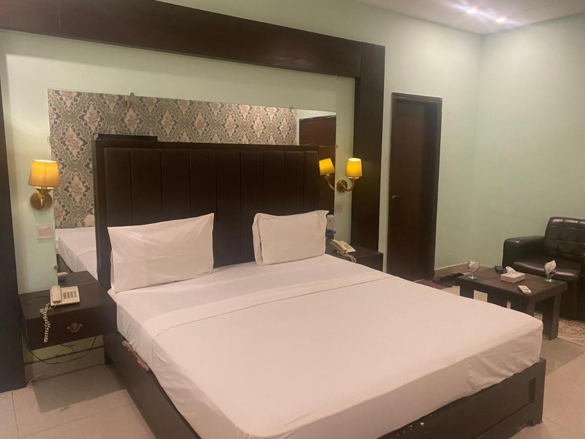 Hotel Royal One Multan Zewnętrze zdjęcie