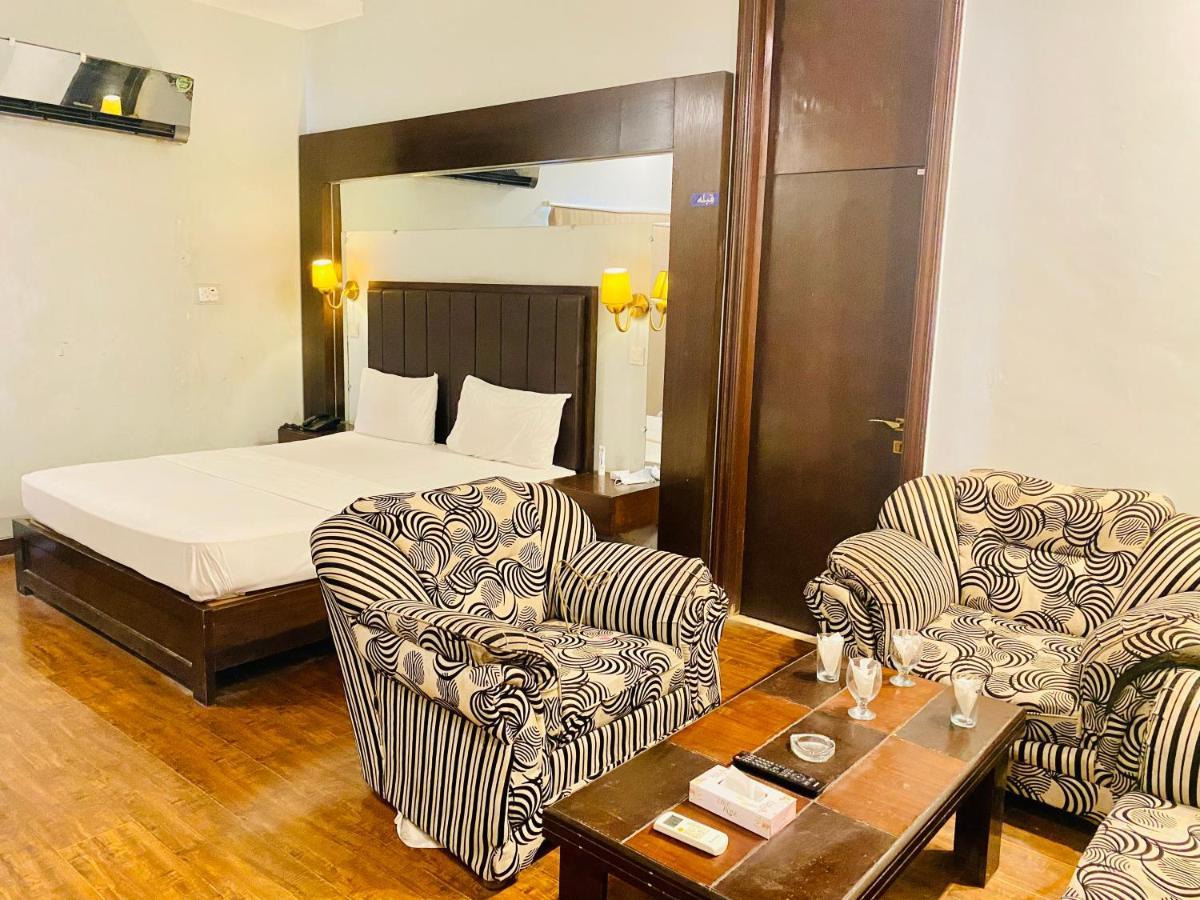 Hotel Royal One Multan Zewnętrze zdjęcie